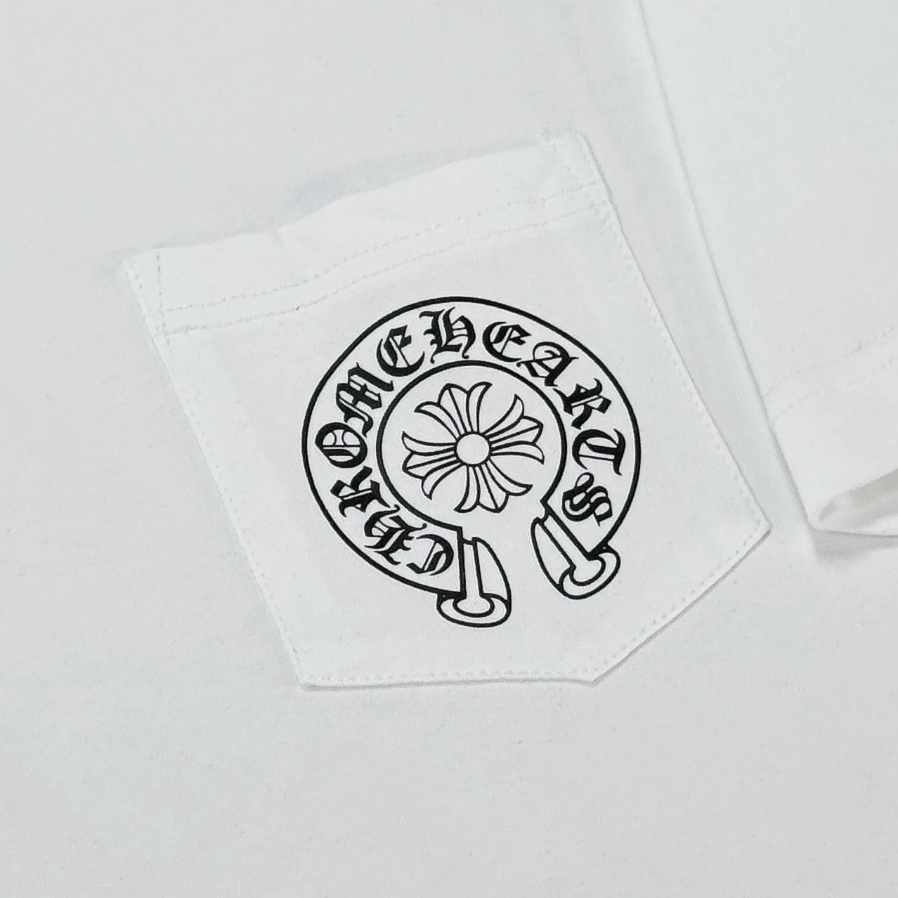 P170 Chrome Hearts Chrome Hearts 25 high version. The fabric is made of 300 grams of high-density pure cotton. It does not deform or shrink. It has three labels. It is the same style for men and women. Technology: suede foam printing. Color: white, black. SIZE: S-XL.